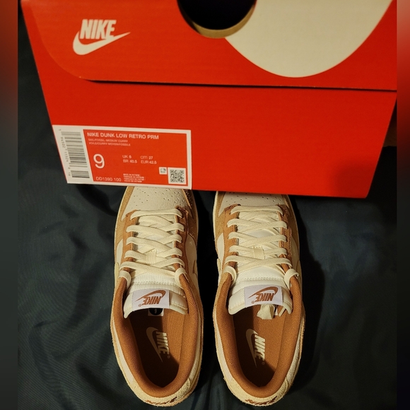 Brand new ds nike dunk low medium curry size 9 men\'s.